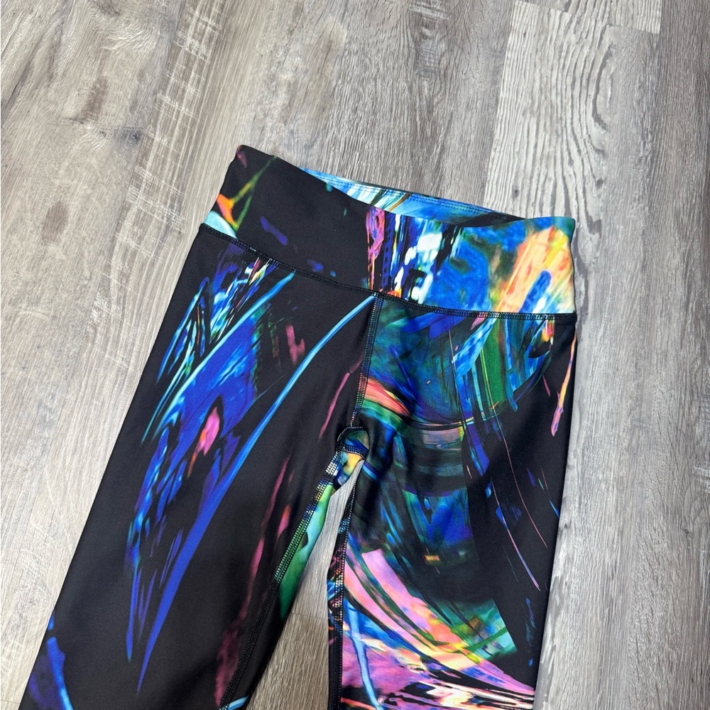 Fabletics Multicolor Abstract Capri Leggings NWT - image 3